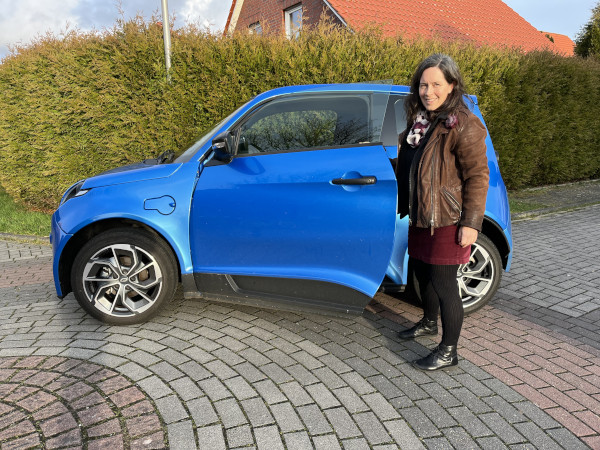 Sarah mit ihrem Auto